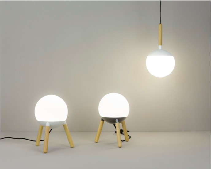 Lampe à poser Ovni avec une structure bois et un diffuseur de verre au design scandinave Lampe à poser Ovni avec une structure bois et un diffuseur de verre au design scandinave