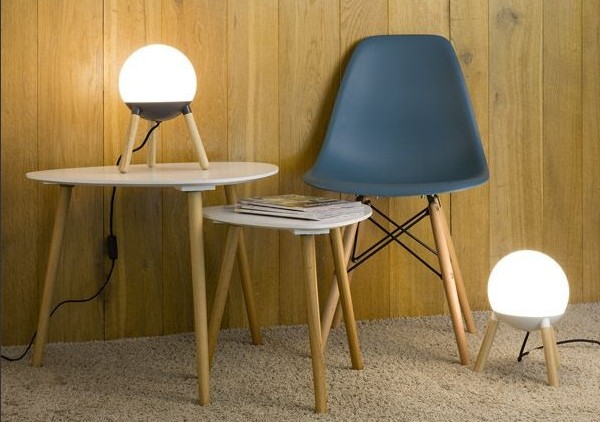 Lampe à poser Ovni avec une structure bois et un diffuseur de verre au design scandinave Lampe à poser Ovni avec une structure bois et un diffuseur de verre au design scandinave