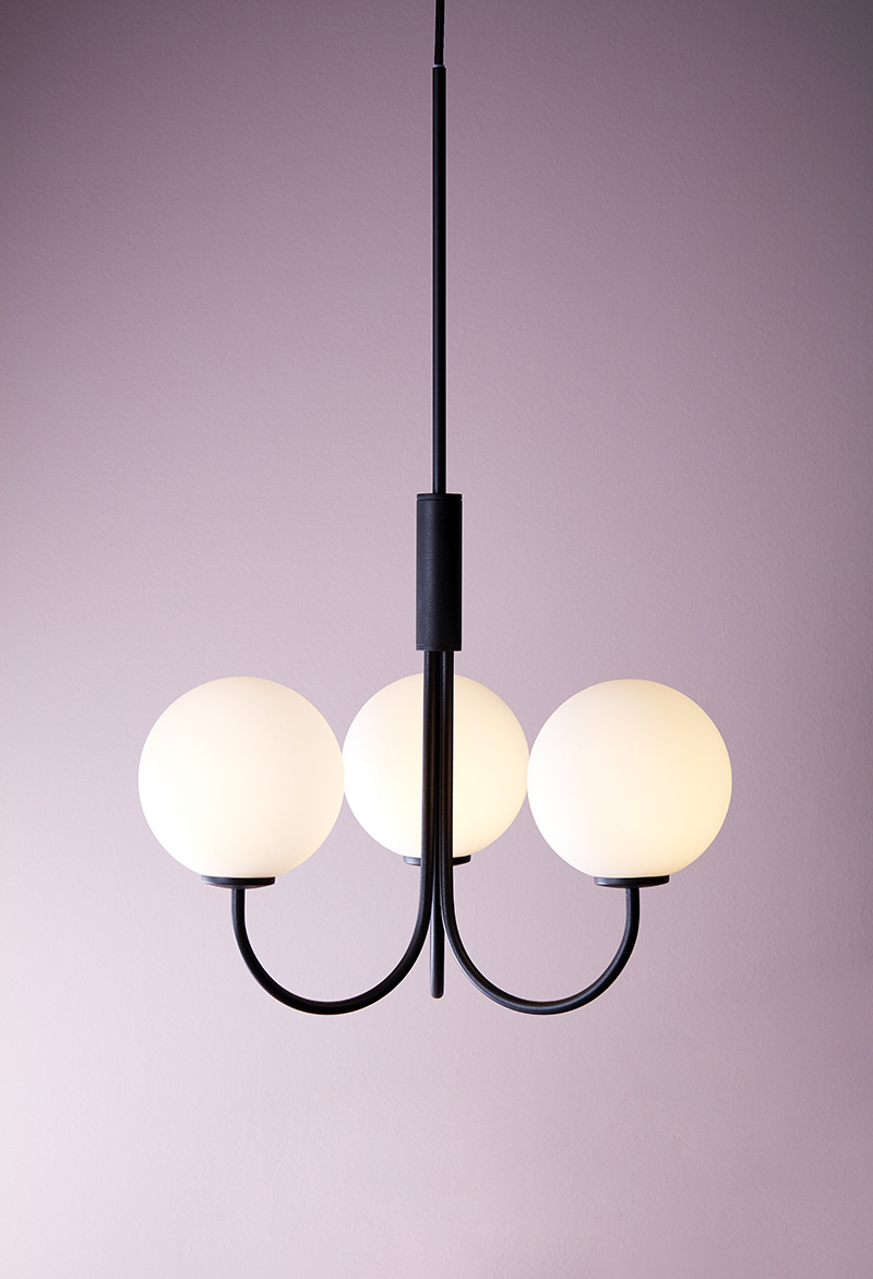 Suspension Ballon Chandelier dimmable base en métal avec abat-jour en verre sphérique au design contemporain par Herstal Suspension Ballon Chandelier dimmable base en métal avec abat-jour en verre sphérique au design contemporain par Herstal