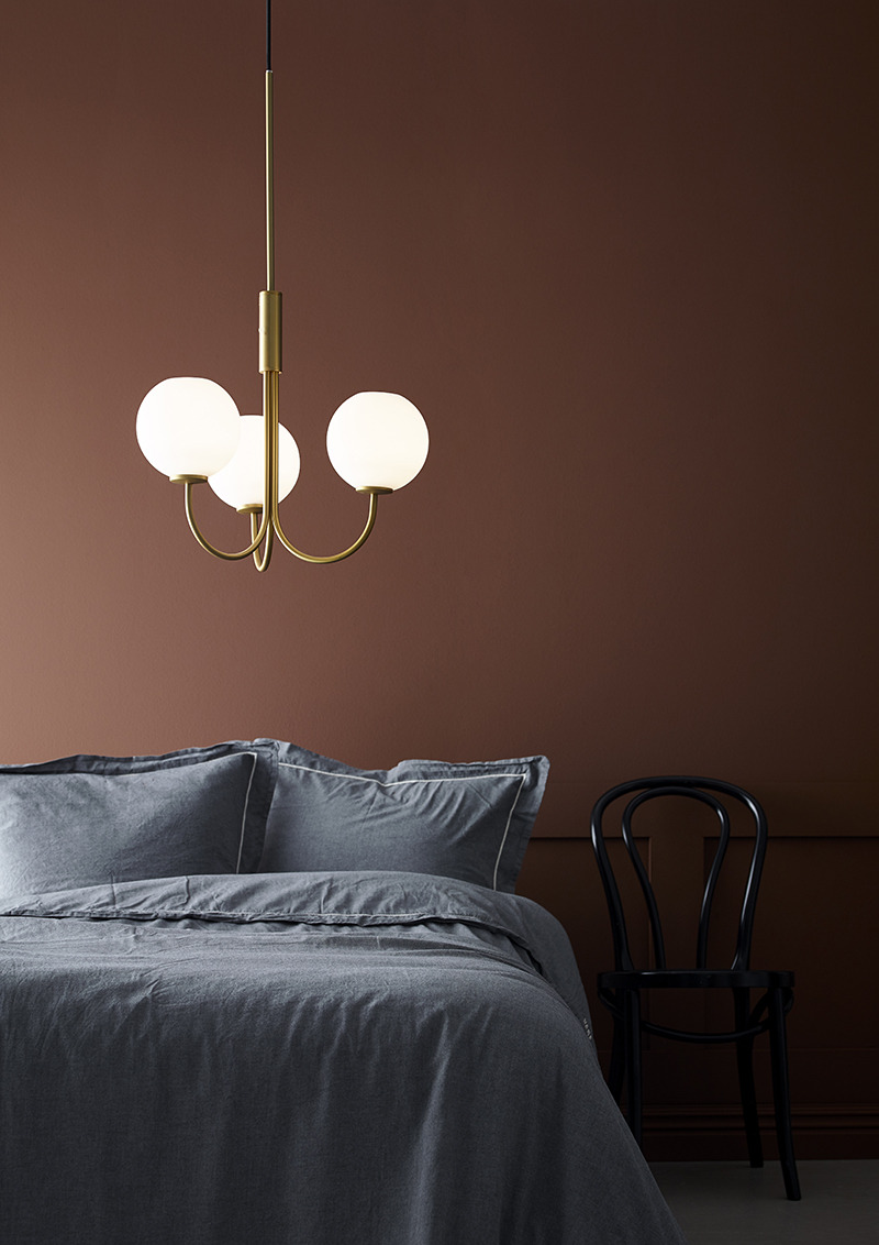 Suspension Ballon Chandelier dimmable base en métal avec abat-jour en verre sphérique au design contemporain par Herstal Suspension Ballon Chandelier dimmable base en métal avec abat-jour en verre sphérique au design contemporain par Herstal