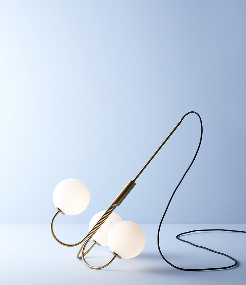 Suspension Ballon Chandelier dimmable base en métal avec abat-jour en verre sphérique au design contemporain par Herstal Suspension Ballon Chandelier dimmable base en métal avec abat-jour en verre sphérique au design contemporain par Herstal
