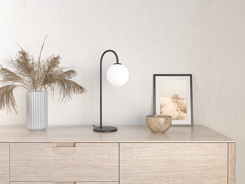 Lampe à poser Ballon dimmable base en métal avec abat-jour en verre sphérique au design contemporain par Herstal Lampe à poser Ballon dimmable base en métal avec abat-jour en verre sphérique au design contemporain par Herstal