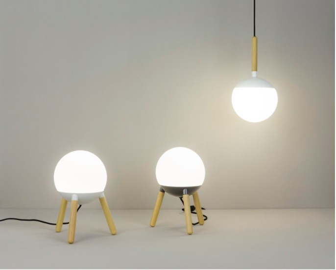 Suspension Ovni en bois avec diffuseur en verre au design scandinave Suspension Ovni en bois avec diffuseur en verre au design scandinave
