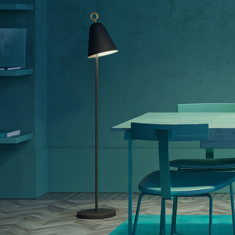 Lampadaire Bella base en métal avec abat-jour en forme de cloche au design contemporain par Herstal Lampadaire Bella base en métal avec abat-jour en forme de cloche au design contemporain par Herstal