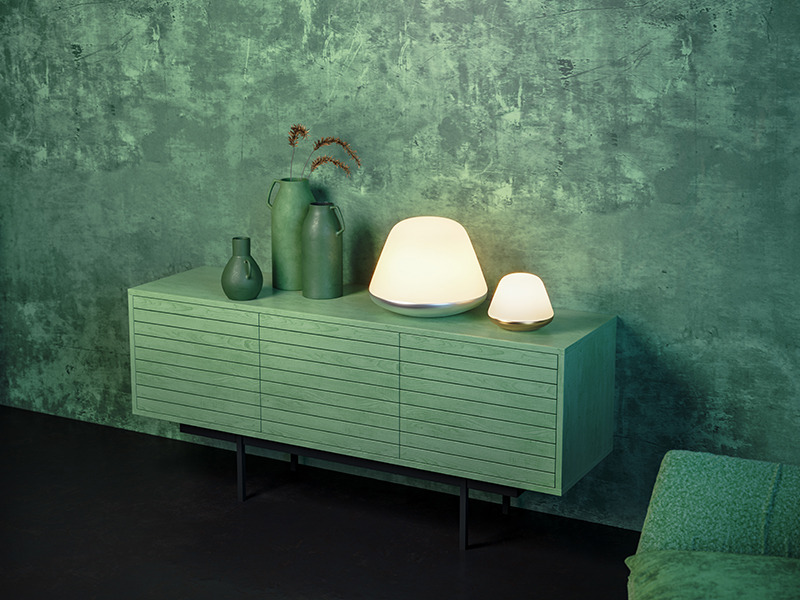 Lampe à poser Bloom dimmable base en métal avec abat-jour en verre opale au design contemporain par Herstal Lampe à poser Bloom dimmable base en métal avec abat-jour en verre opale au design contemporain par Herstal
