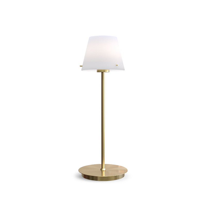 Lampe à poser Gil Il base en métal au design contemporain par Herstal Lampe à poser Gil Il base en métal au design contemporain par Herstal
