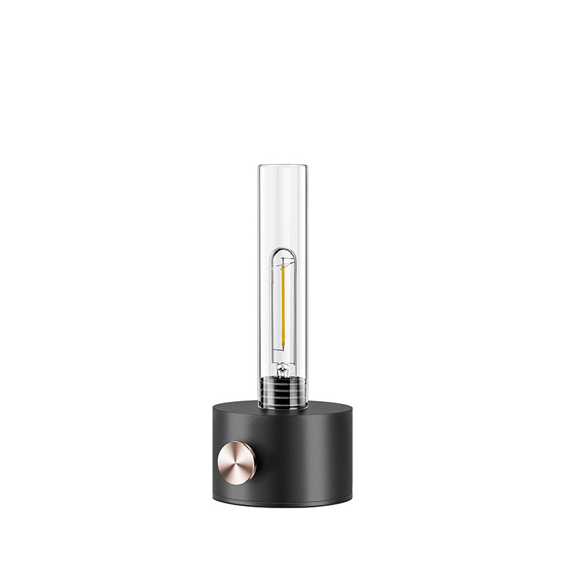 Lampe à poser Harbor base en métal avec abat-jour en verre de forme cylindrique au design contemporain par Herstal