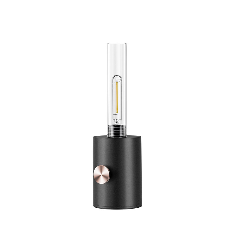 Lampe à poser Harbor base en métal avec abat-jour en verre de forme cylindrique au design contemporain par Herstal Lampe à poser Harbor base en métal avec abat-jour en verre de forme cylindrique au design contemporain par Herstal