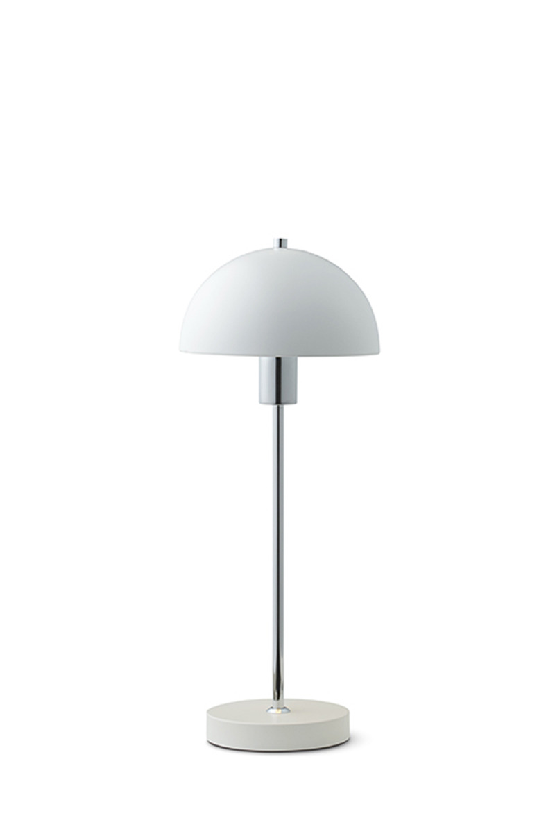 Lampe à poser Vienda base en métal et abat-jour en forme de bol renversé au design contemporain par Herstal Lampe à poser Vienda base en métal et abat-jour en forme de bol renversé au design contemporain par Herstal