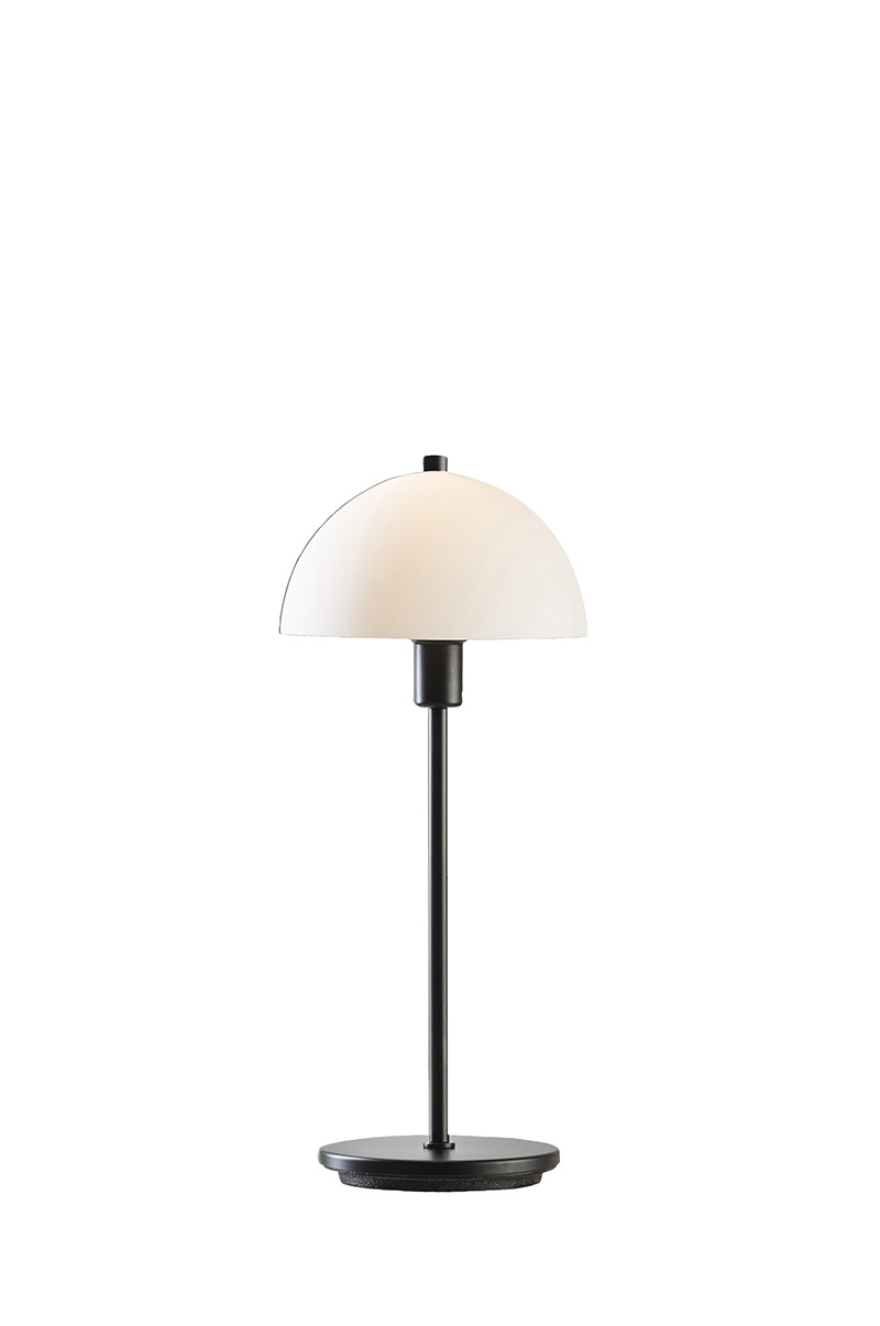 Lampe à poser Vienda X base en métal et abat-jour en forme de bol renversé au design contemporain par Herstal