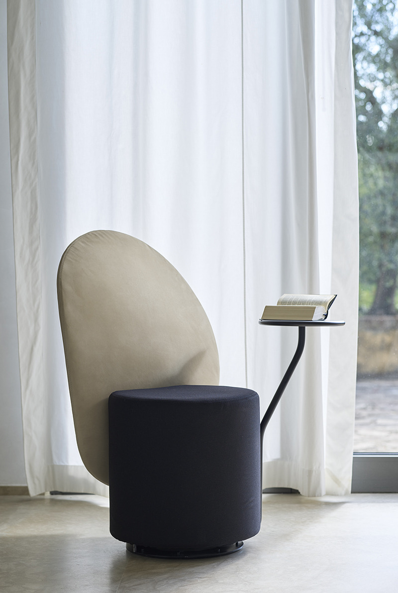 Fauteuil Loomi en tissu Eco-nubuck 100% polyester au design contemporain de Lapo Ciatti x Opinion Ciatti Fauteuil Loomi en tissu Eco-nubuck 100% polyester au design contemporain de Lapo Ciatti x Opinion Ciatti
