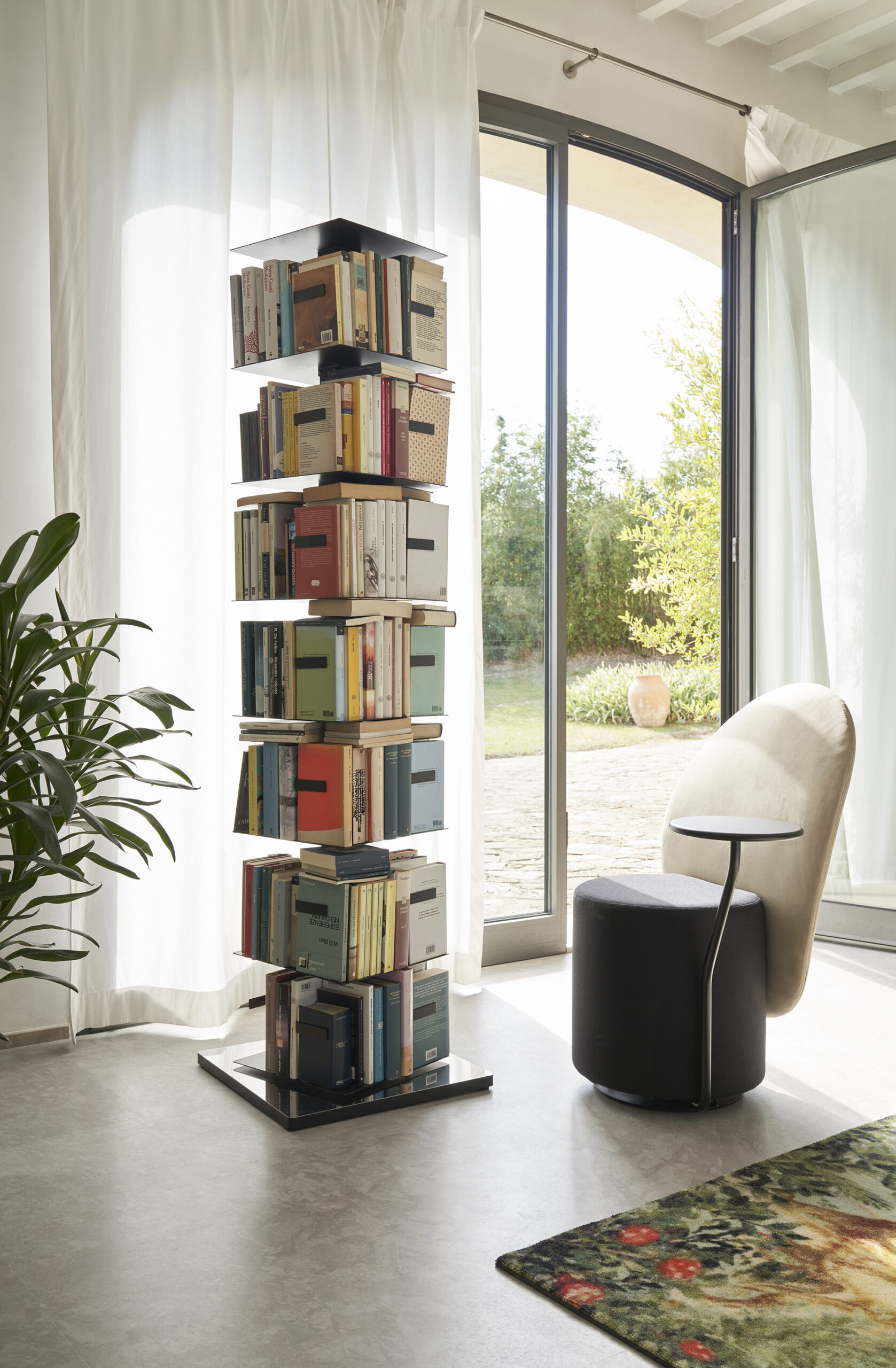 Fauteuil Loomi en tissu Eco-nubuck 100% polyester au design contemporain de Lapo Ciatti x Opinion Ciatti Fauteuil Loomi en tissu Eco-nubuck 100% polyester au design contemporain de Lapo Ciatti x Opinion Ciatti