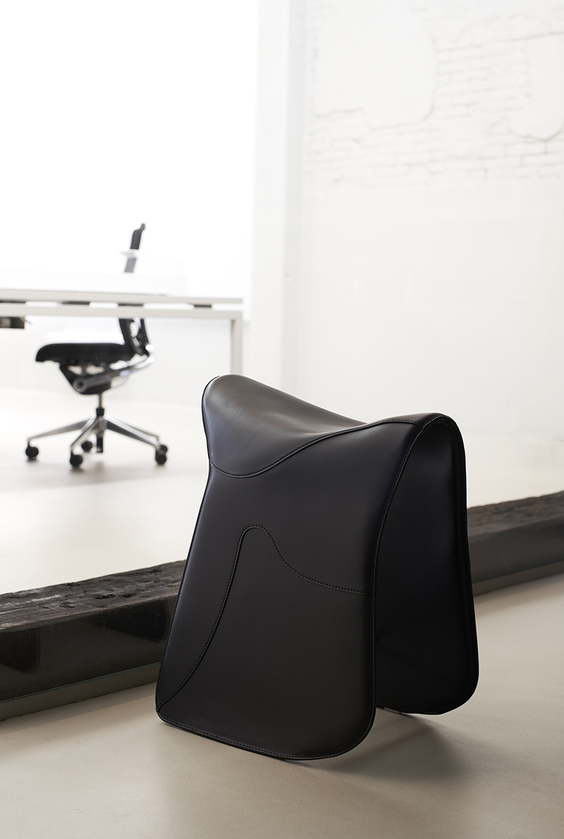 Fauteuil Pepe en cuir tanné au design contemporain de Raffaella Mangiarotti x Opinion Ciatti Fauteuil Pepe en cuir tanné au design contemporain de Raffaella Mangiarotti x Opinion Ciatti
