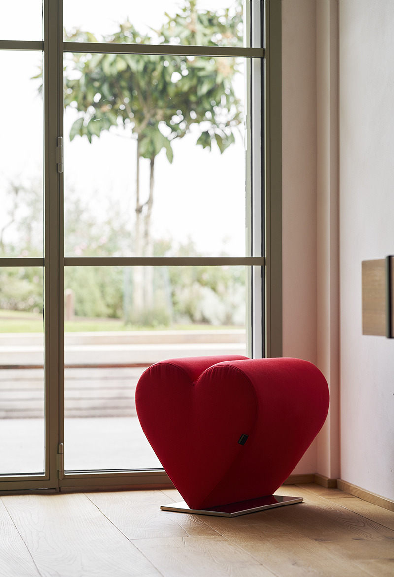 Fauteuil Love base en acier inoxydable avec revêtement en polyuréthane au design contemporain de Joel Escalona x Opinion Ciatti Fauteuil Love base en acier inoxydable avec revêtement en polyuréthane au design contemporain de Joel Escalona x Opinion Ciatti