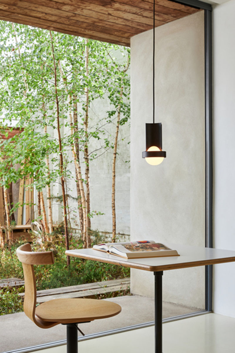 Suspension Loop base en aluminium anodisé avec abat-jour en verre au design contemporain par Studio Tala x Tala Suspension Loop base en aluminium anodisé avec abat-jour en verre au design contemporain par Studio Tala x Tala