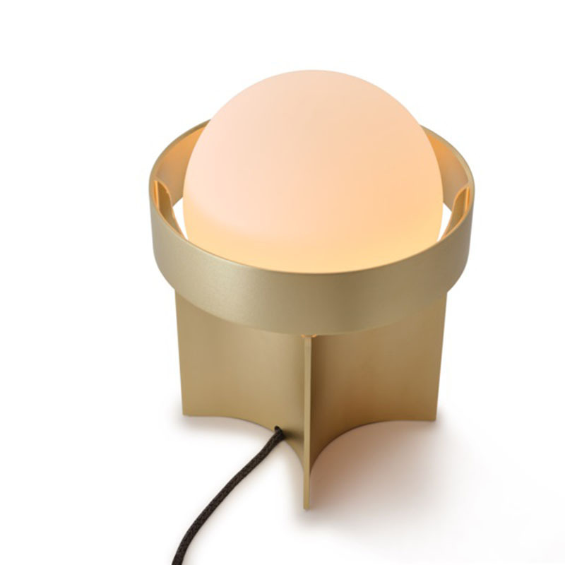 Lampe à poser Loop base en aluminium anodisé avec abat-jour en verre au design contemporain par Studio Tala x Tala Lampe à poser Loop base en aluminium anodisé avec abat-jour en verre au design contemporain par Studio Tala x Tala