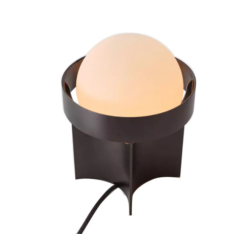 Lampe à poser Loop base en aluminium anodisé avec abat-jour en verre au design contemporain par Studio Tala x Tala Lampe à poser Loop base en aluminium anodisé avec abat-jour en verre au design contemporain par Studio Tala x Tala