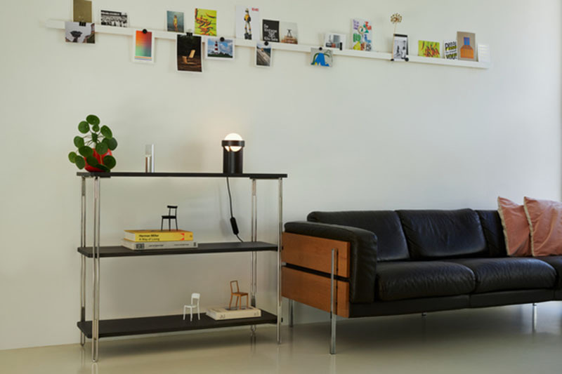 Lampe à poser Loop base en aluminium anodisé avec abat-jour en verre au design contemporain par Studio Tala x Tala Lampe à poser Loop base en aluminium anodisé avec abat-jour en verre au design contemporain par Studio Tala x Tala