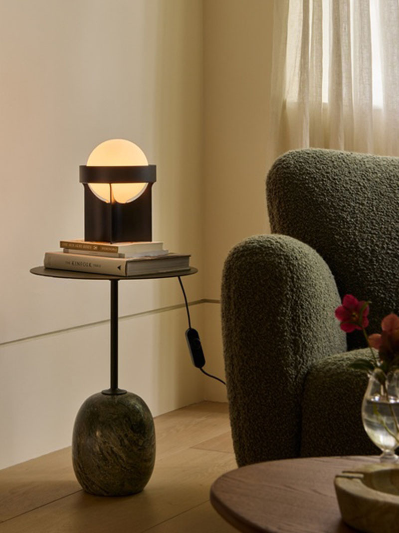 Lampe à poser Loop base en aluminium anodisé avec abat-jour en verre au design contemporain par Studio Tala x Tala Lampe à poser Loop base en aluminium anodisé avec abat-jour en verre au design contemporain par Studio Tala x Tala
