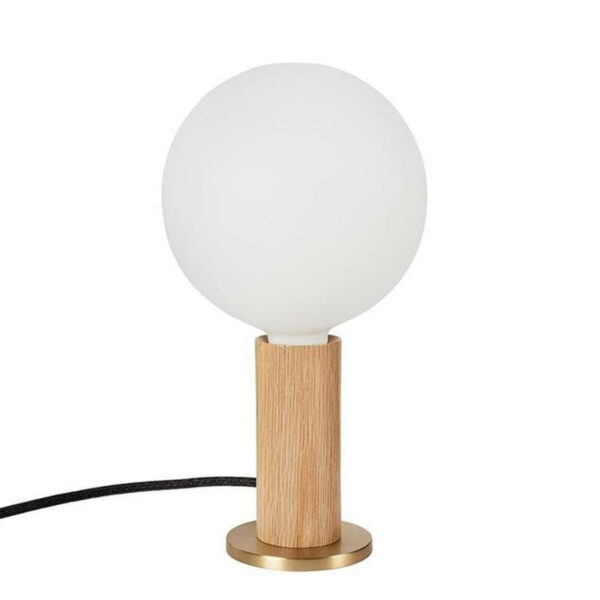 Lampe à poser Knuckle base en acier et corps en bois avec ampoule LED Sphere IV au design contemporain par Studio Tala x Tala