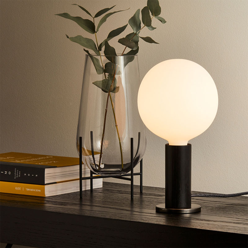 Lampe à poser Knuckle base en acier et corps en bois avec ampoule LED Sphere IV au design contemporain par Studio Tala x Tala Lampe à poser Knuckle base en acier et corps en bois avec ampoule LED Sphere IV au design contemporain par Studio Tala x Tala