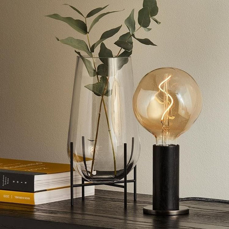 Lampe à poser Knuckle base en acier et corps en bois avec ampoule Voronoi I au design contemporain par Studio Tala x Tala Lampe à poser Knuckle base en acier et corps en bois avec ampoule Voronoi I au design contemporain par Studio Tala x Tala