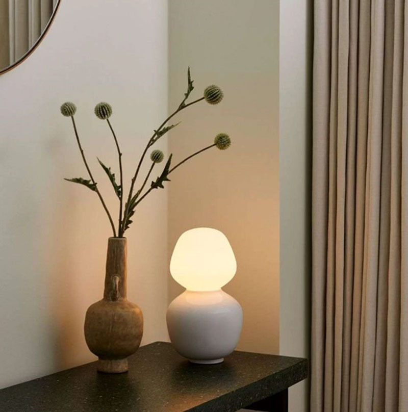 Lampe à poser Reflection base en porcelaine de David Weeks au design contemporain x Tala Lampe à poser Reflection base en porcelaine de David Weeks au design contemporain x Tala