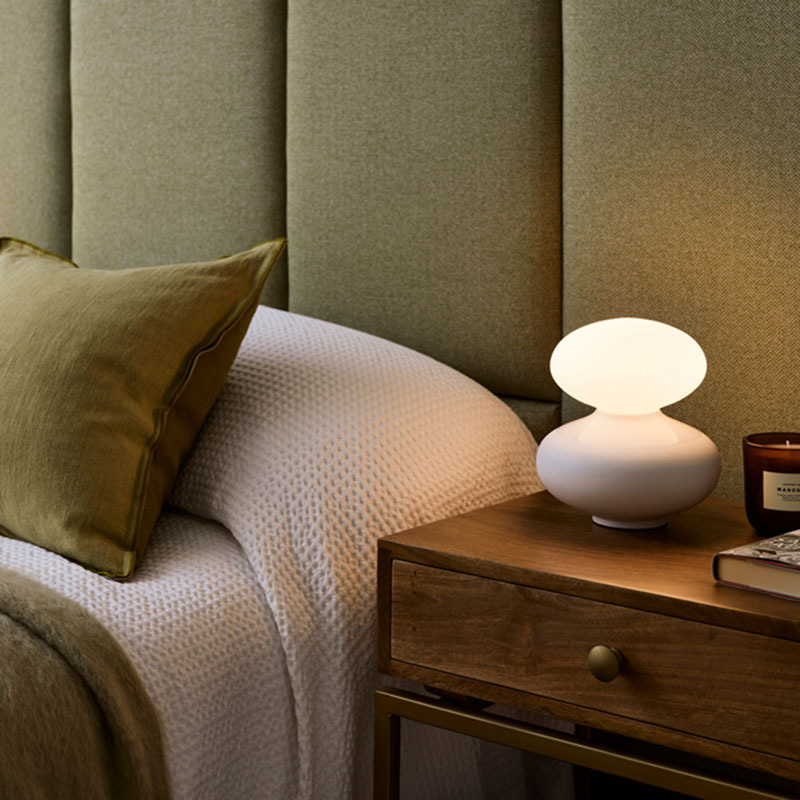Lampe à poser Reflection base en porcelaine de David Weeks au design contemporain x Tala Lampe à poser Reflection base en porcelaine de David Weeks au design contemporain x Tala