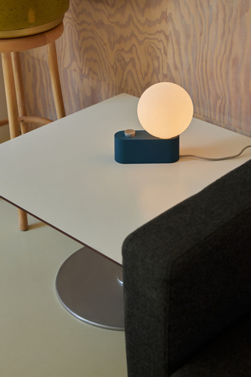 Lampe à poser Alumina base en aluminium avec sphère IV EU de David Weeks au design contemporain x Tala Lampe à poser Alumina base en aluminium avec sphère IV EU de David Weeks au design contemporain x Tala