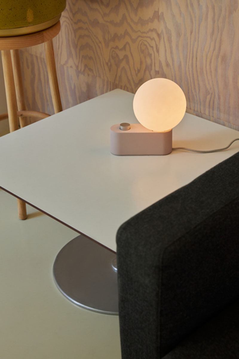 Lampe à poser Alumina base en aluminium avec sphère IV EU de David Weeks au design contemporain x Tala Lampe à poser Alumina base en aluminium avec sphère IV EU de David Weeks au design contemporain x Tala
