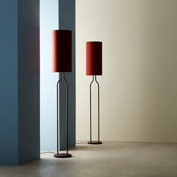 Lampadaire Bottle avec base en métal et abat-jour en textile au design contemporain par Belid Lampadaire Bottle avec base en métal et abat-jour en textile au design contemporain par Belid