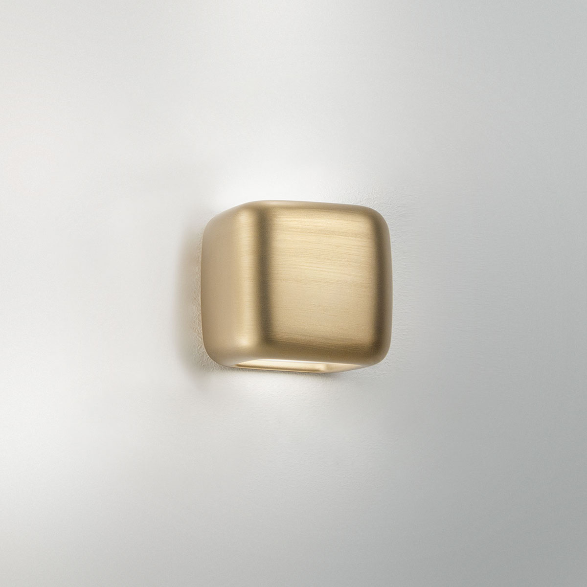 Applique murale BABOL petit cube en aluminium par Gea Luce Applique murale BABOL petit cube en aluminium par Gea Luce