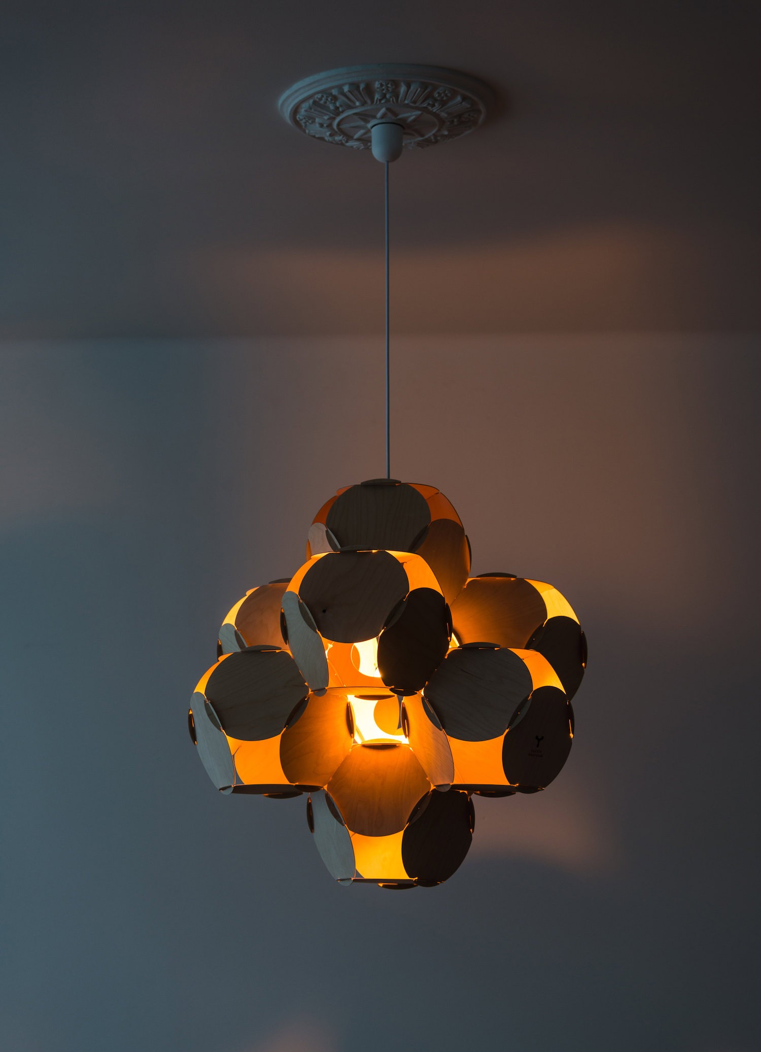 Suspension 8CELLS par Jaanus Orgusaar au design scandinave Suspension 8CELLS par Jaanus Orgusaar au design scandinave