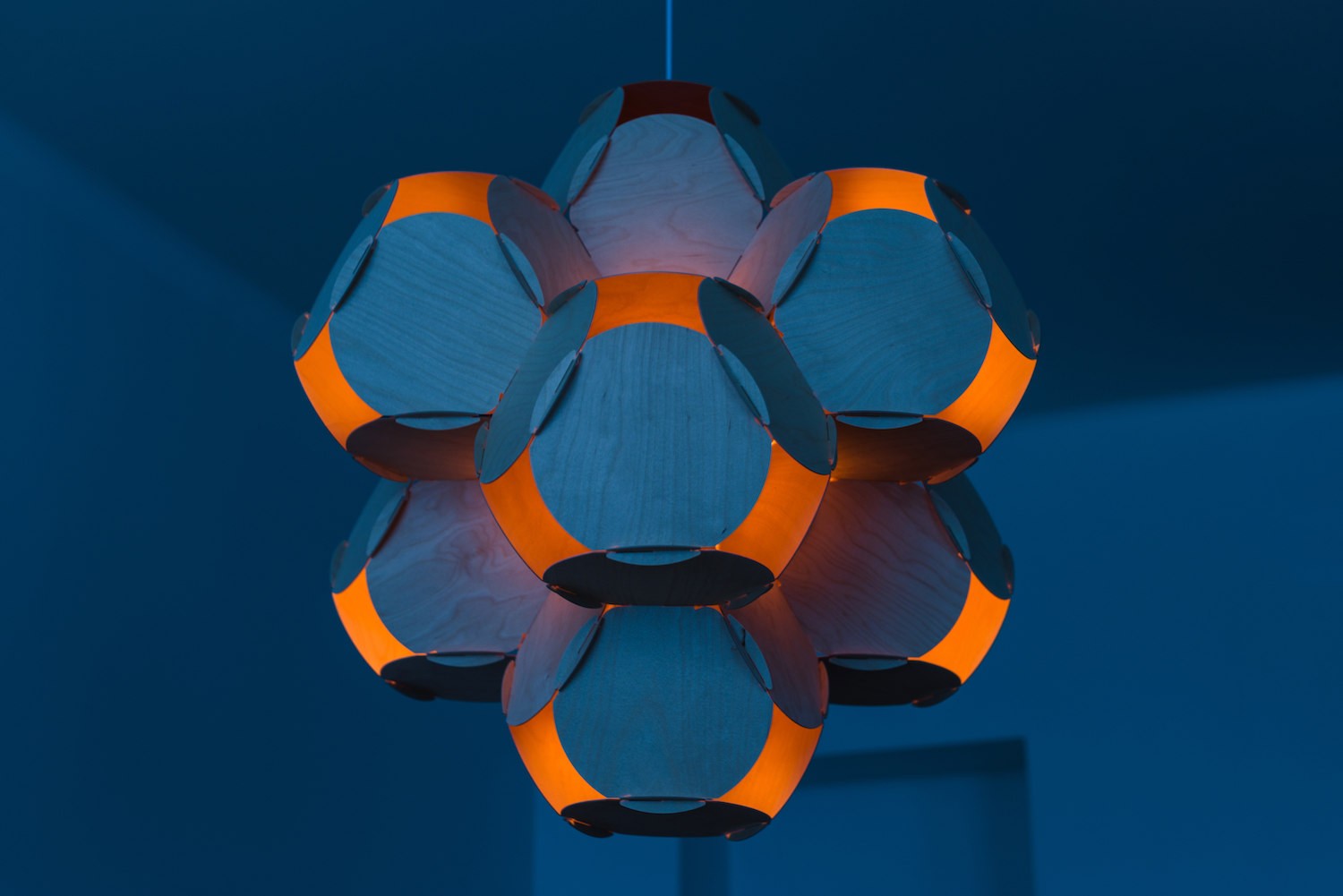 Suspension 8CELLS par Jaanus Orgusaar au design scandinave Suspension 8CELLS par Jaanus Orgusaar au design scandinave