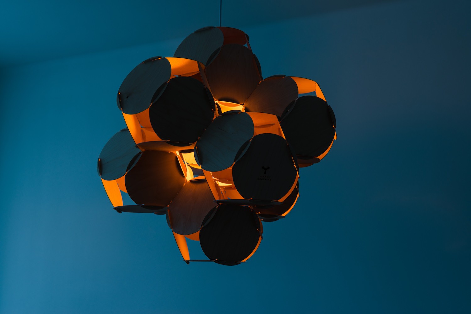Suspension 8CELLS par Jaanus Orgusaar au design scandinave Suspension 8CELLS par Jaanus Orgusaar au design scandinave