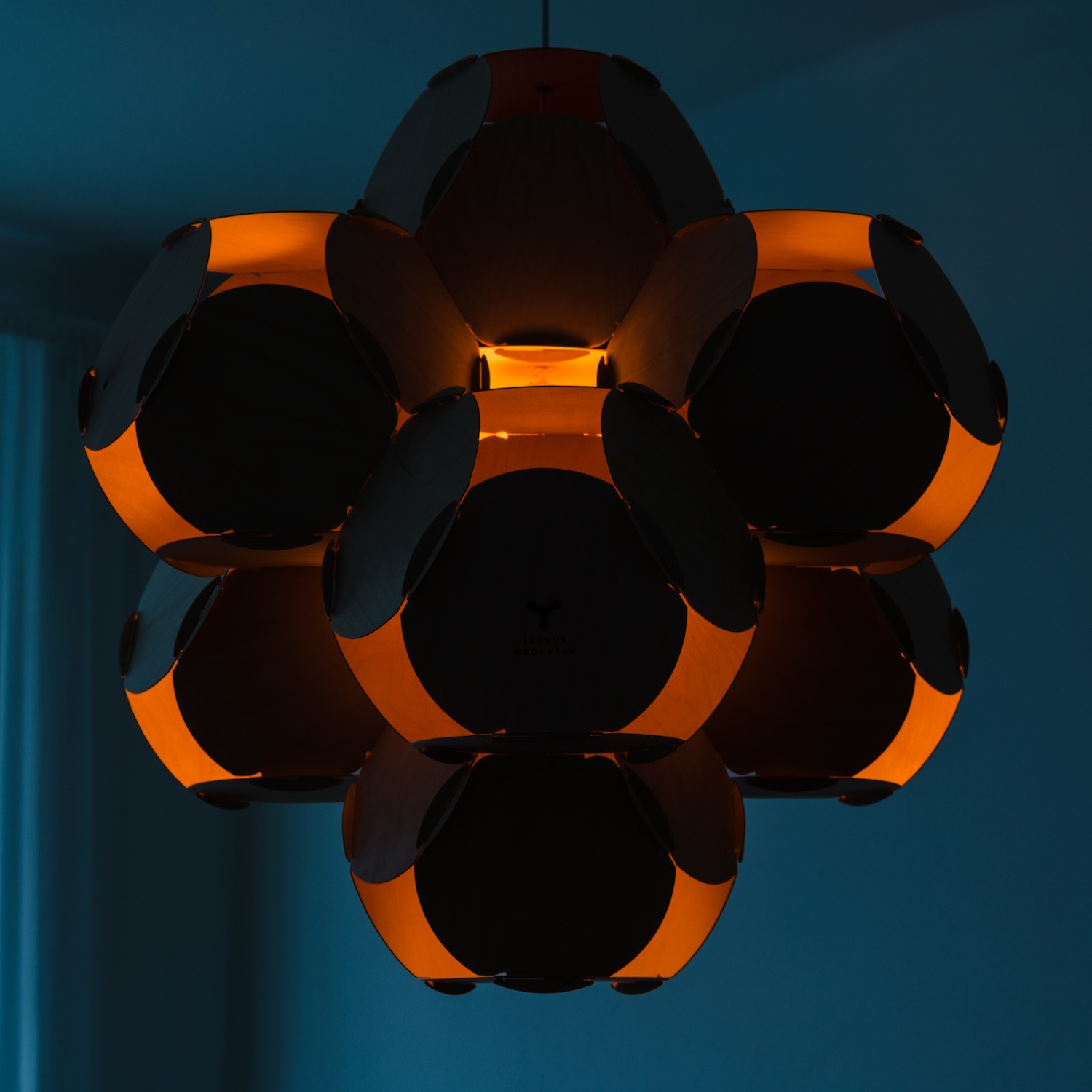 Suspension 8CELLS par Jaanus Orgusaar au design scandinave Suspension 8CELLS par Jaanus Orgusaar au design scandinave