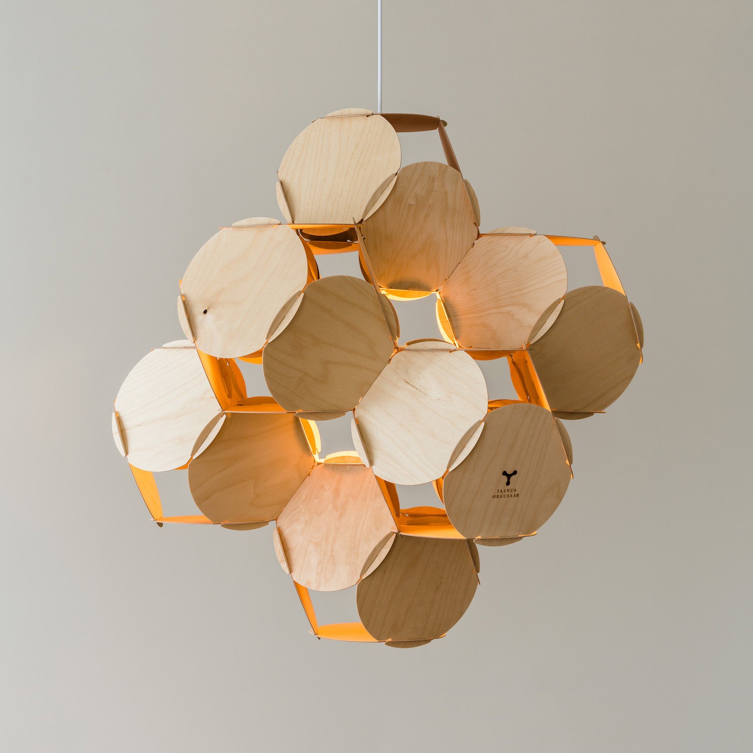 Suspension 8CELLS par Jaanus Orgusaar au design scandinave Suspension 8CELLS par Jaanus Orgusaar au design scandinave