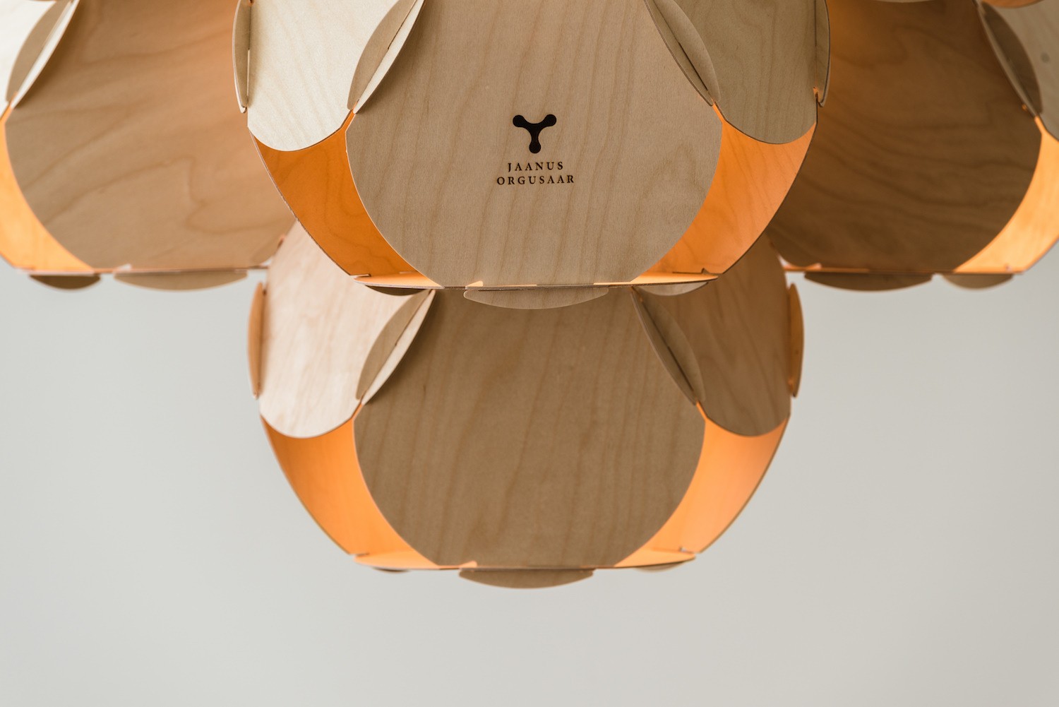 Suspension 8CELLS par Jaanus Orgusaar au design scandinave Suspension 8CELLS par Jaanus Orgusaar au design scandinave