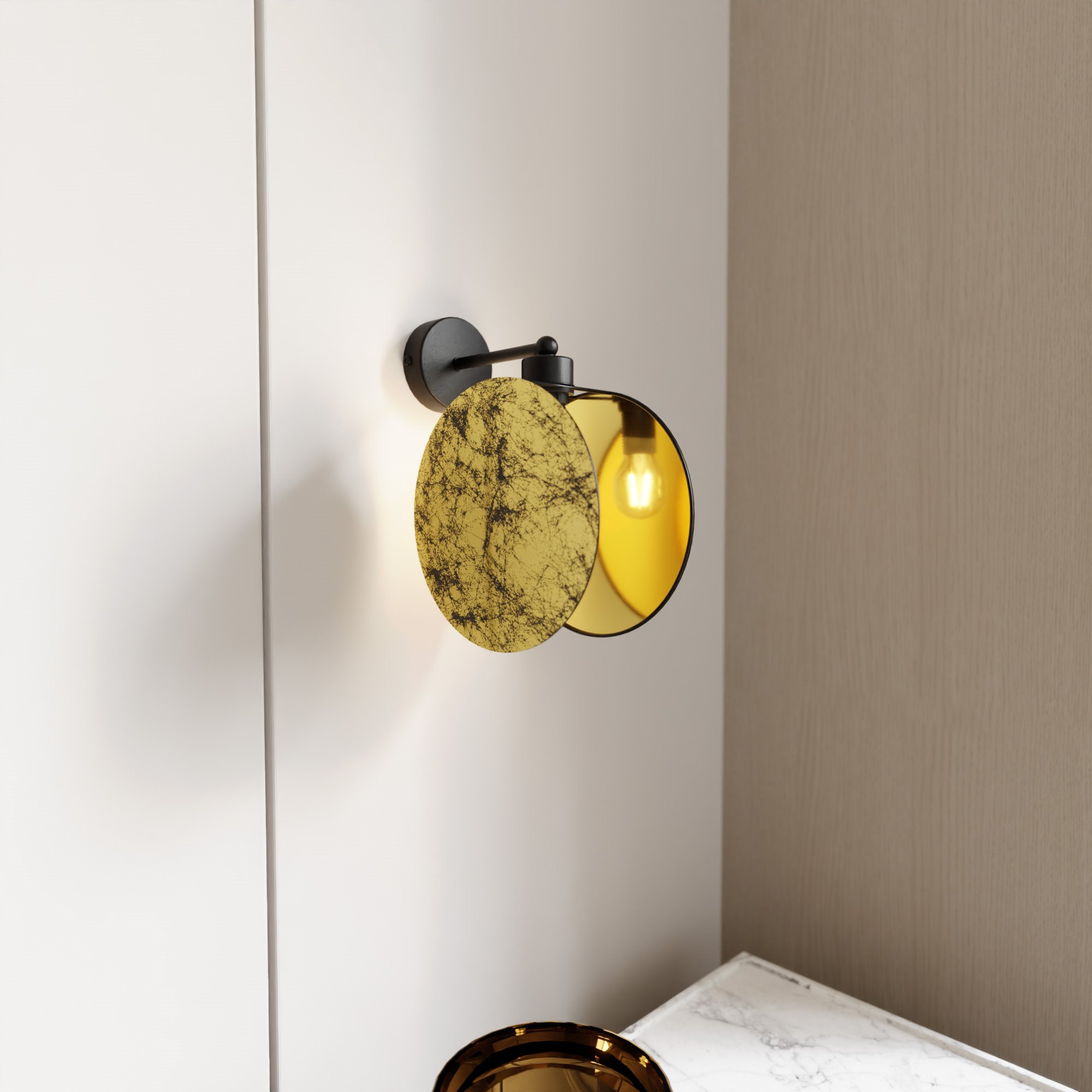 Applique murale Motif avec base en métal et abat-jour en tissu au design contemporain par Emibig Applique murale Motif avec base en métal et abat-jour en tissu au design contemporain par Emibig