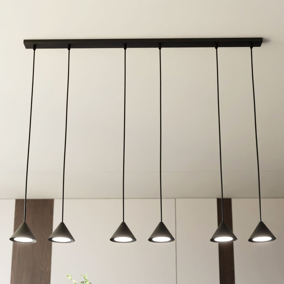 Suspension Elit avec base en métal linéaire et des abat-jours en forme de cône au design contemporain par Emibig Suspension Elit avec base en métal linéaire et des abat-jours en forme de cône au design contemporain par Emibig