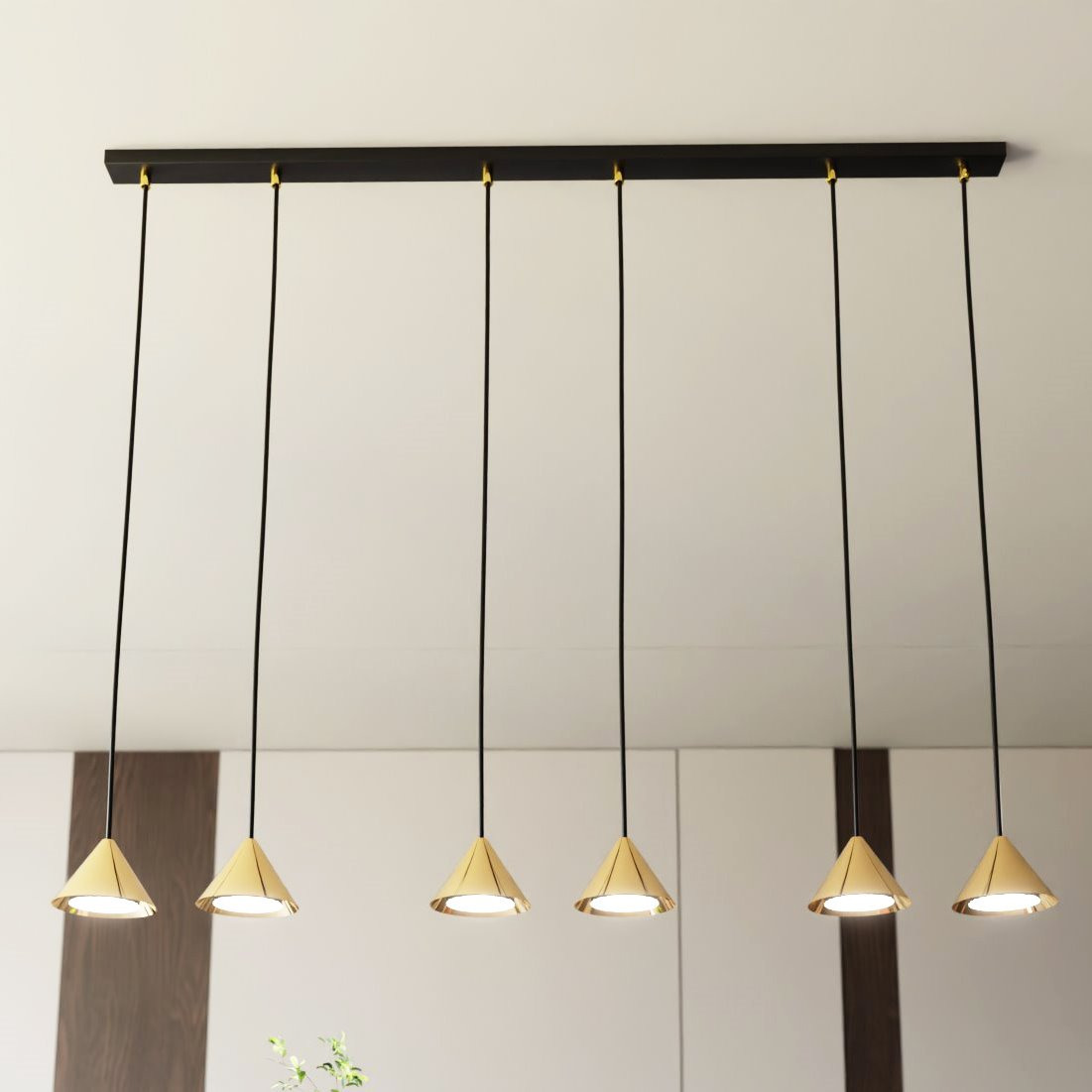 Suspension Elit avec base en métal linéaire et des abat-jours en forme de cône au design contemporain par Emibig Suspension Elit avec base en métal linéaire et des abat-jours en forme de cône au design contemporain par Emibig