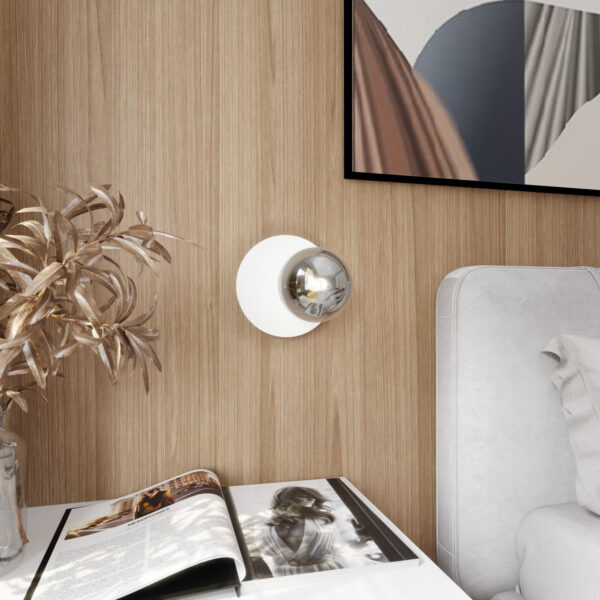 Applique Oslo base en métal avec abat-jour en boule de verre au design contemporain par Emibig