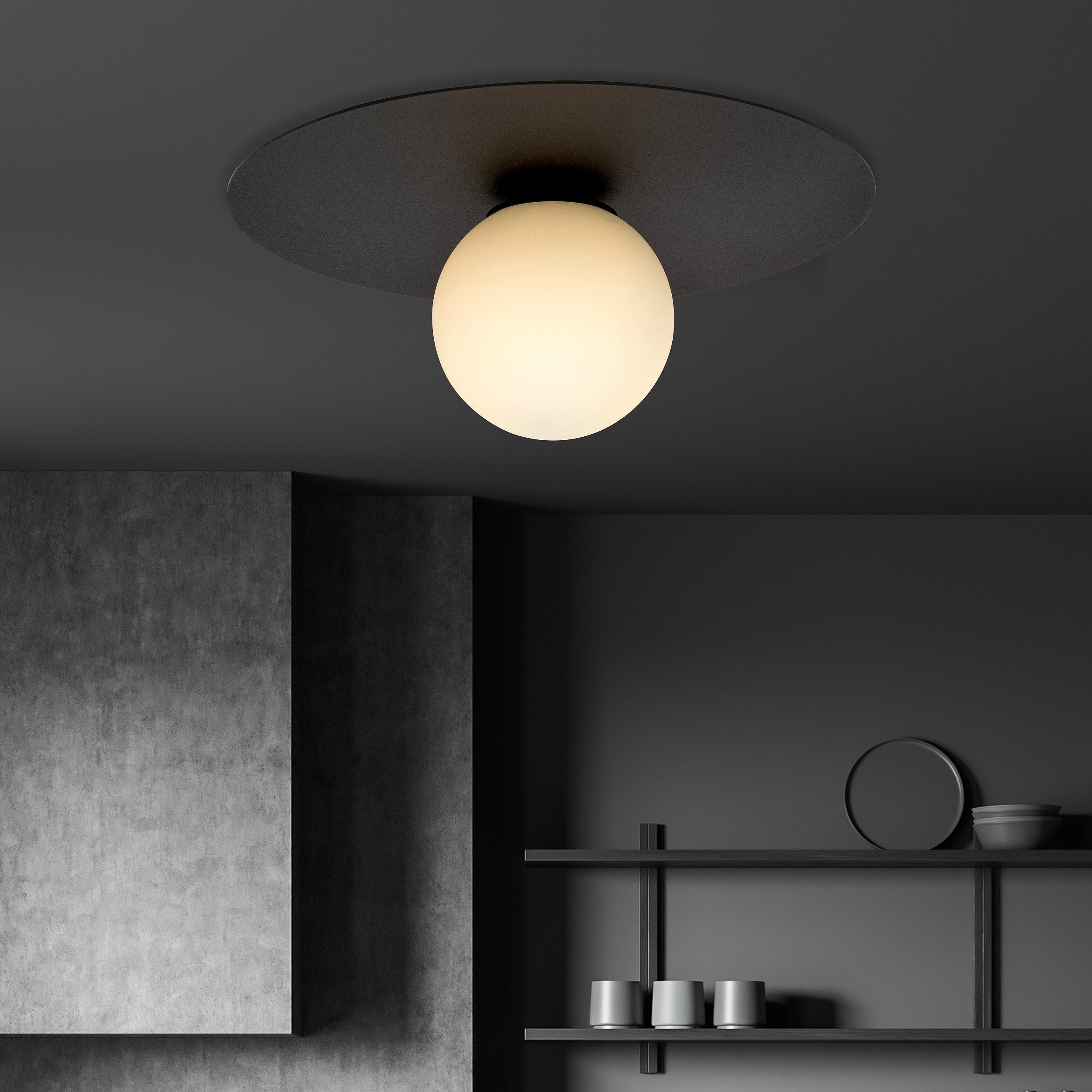 Plafonnier Solar base en métal circulaire avec abat-jour en boule de verre au design contemporain par Emibig Plafonnier Solar base en métal circulaire avec abat-jour en boule de verre au design contemporain par Emibig