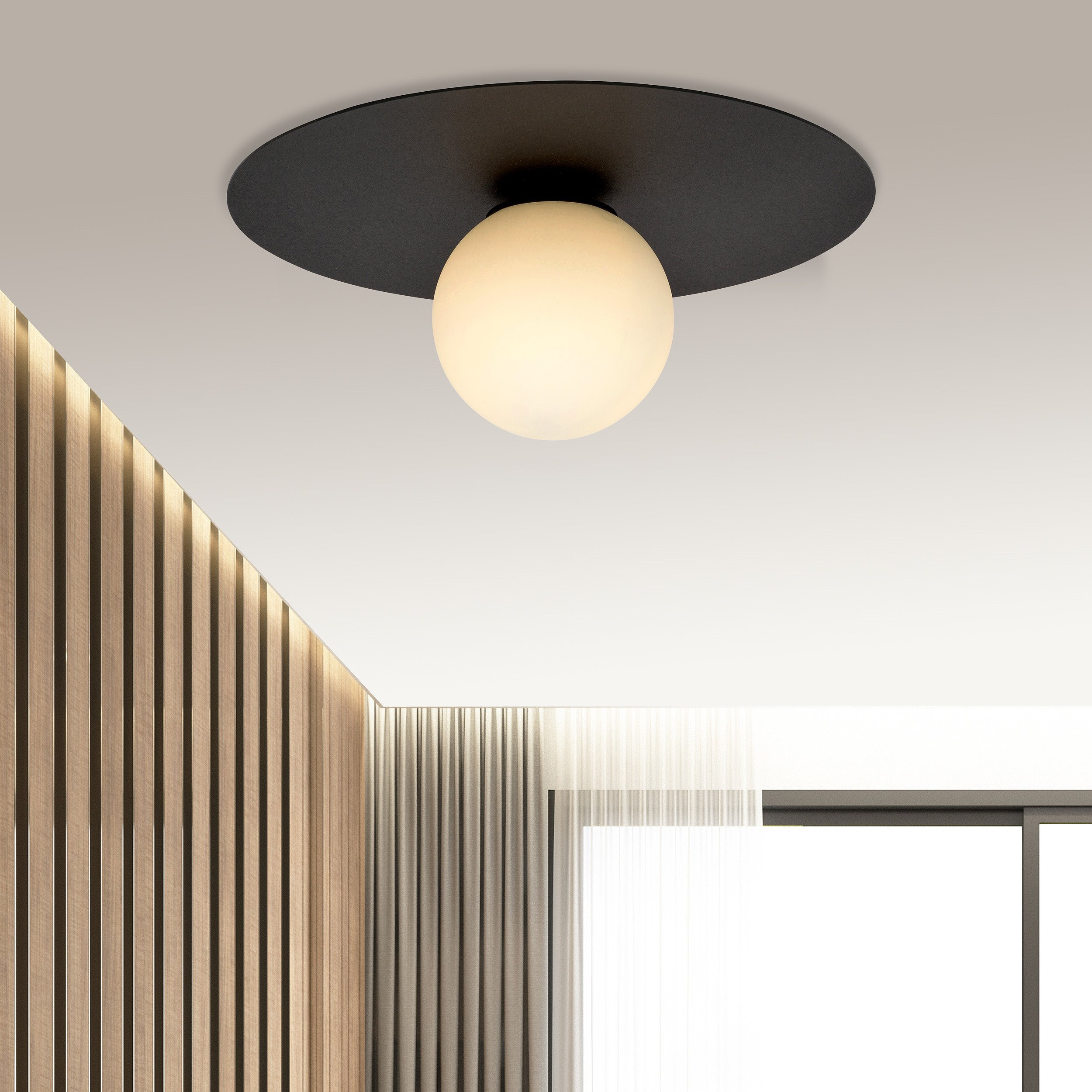 Plafonnier Solar base en métal circulaire avec abat-jour en boule de verre au design contemporain par Emibig Plafonnier Solar base en métal circulaire avec abat-jour en boule de verre au design contemporain par Emibig