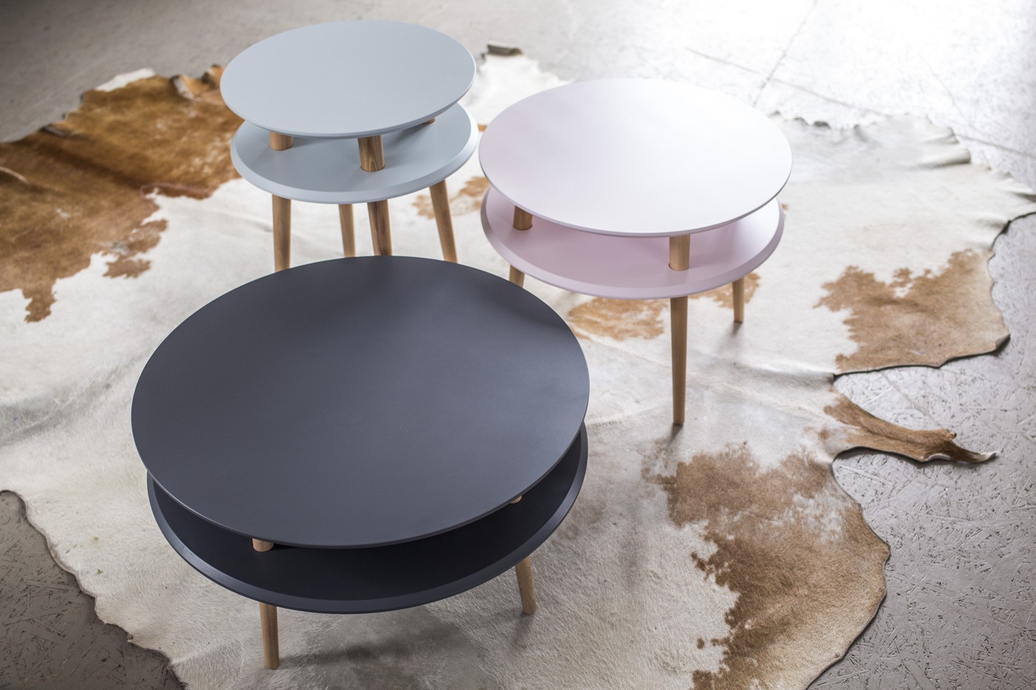 Table basse en bois UFO low par Magdalena Garncarz et Szymon Hanczar Table basse en bois UFO low par Magdalena Garncarz et Szymon Hanczar