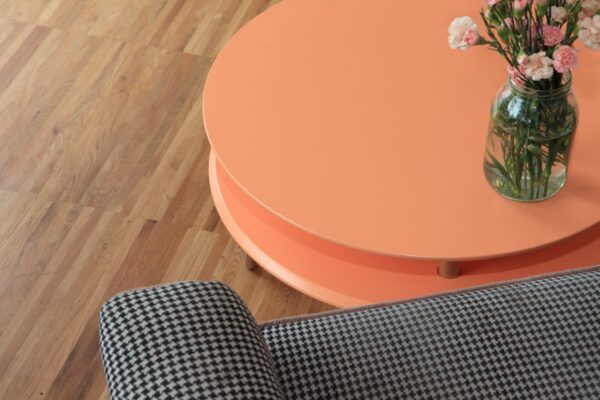 Table basse en bois UFO low par Magdalena Garncarz et Szymon Hanczar