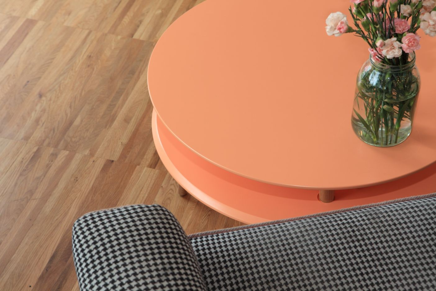 Table basse en bois UFO low par Magdalena Garncarz et Szymon Hanczar