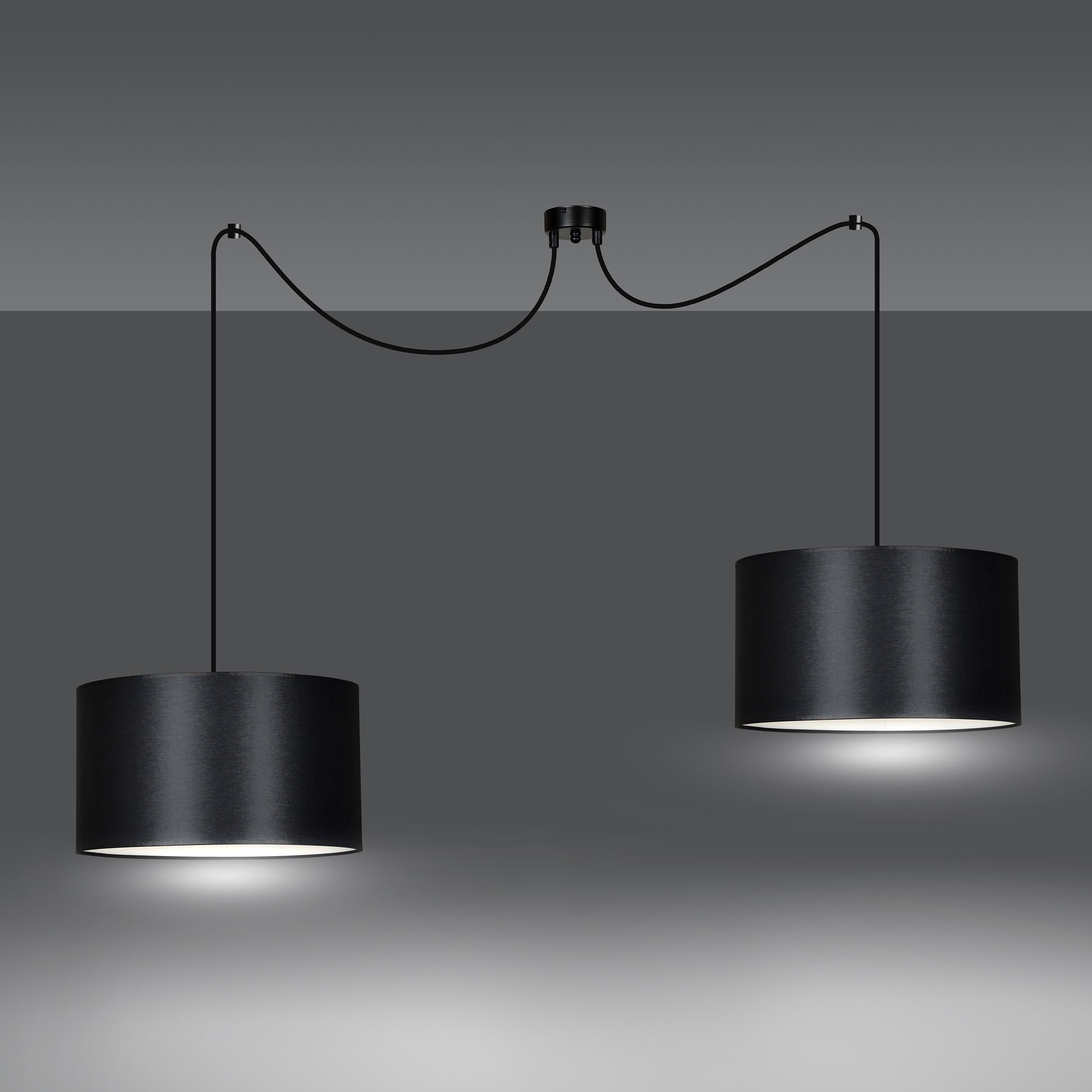 Suspension Roto base en métal et abat-jour en tissu au design contemporain par Emibig Suspension Roto base en métal et abat-jour en tissu au design contemporain par Emibig