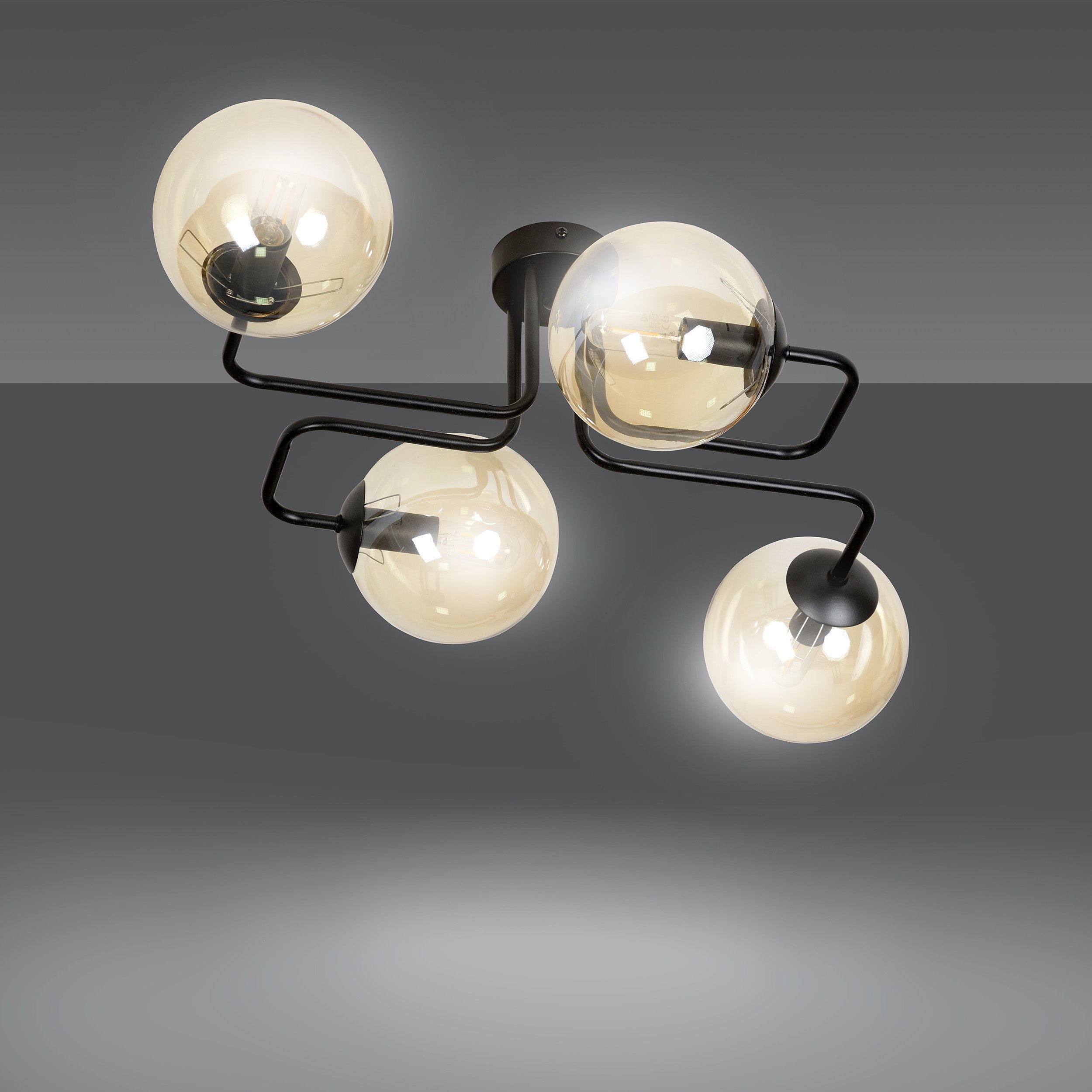 Plafonnier Brendi base en métal à bras multiple avec abat-jour en boule de verre au design contemporain par Emibig Plafonnier Brendi base en métal à bras multiple avec abat-jour en boule de verre au design contemporain par Emibig