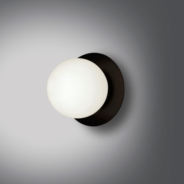 Applique murale Minerva base en métal et abat-jour en boule opale au design contemporain par Emibig